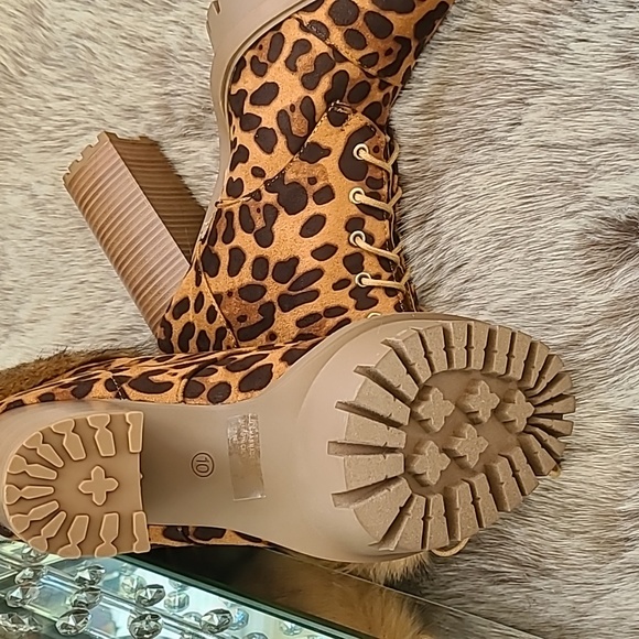 Nwot Wild Diva Leopard print boots - Picture 3 of 4